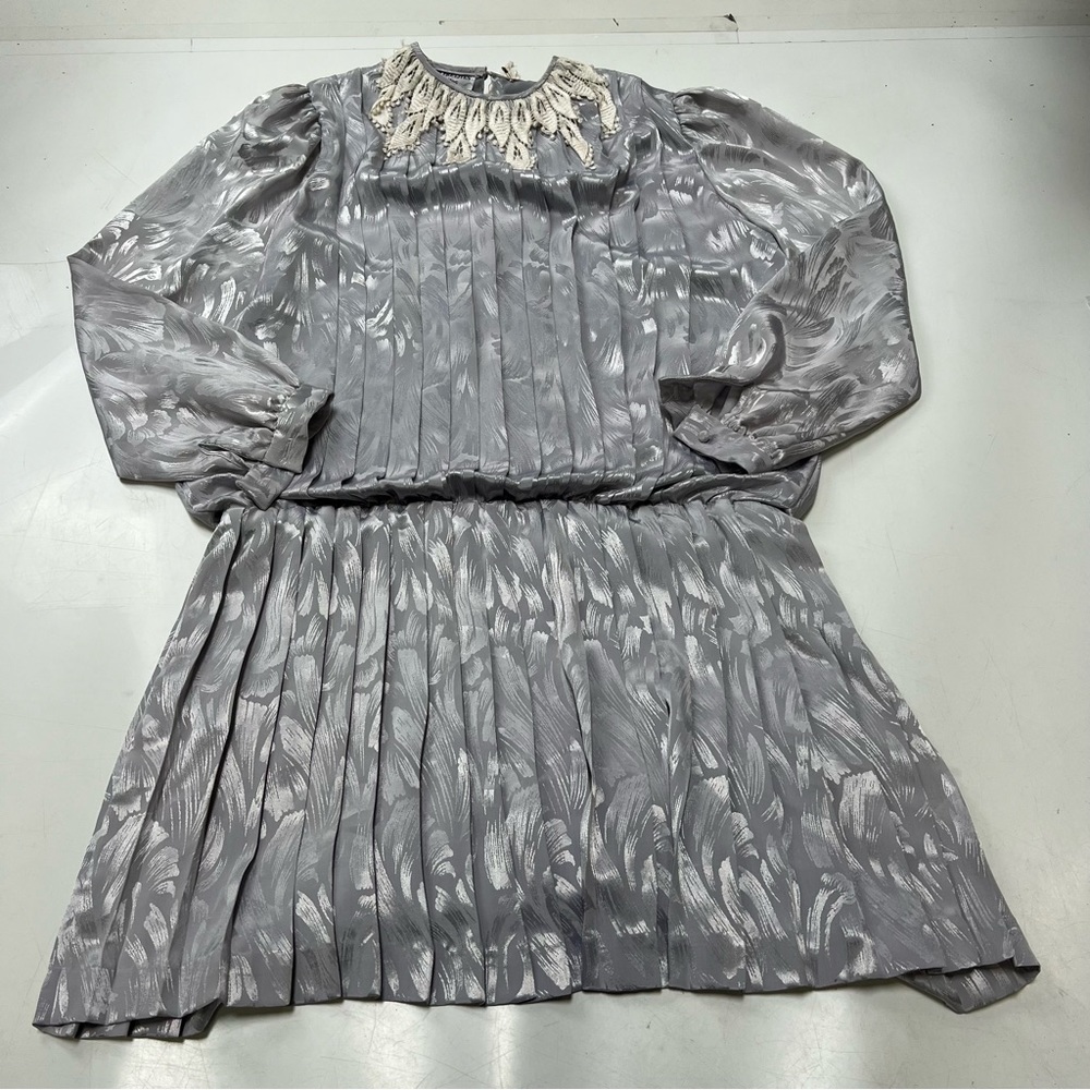 vintage women’s petite lilac pleated with embroidered neck dress us8 L114-13